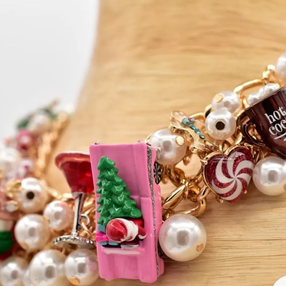 Betsey Johnson Christmas Holiday
Baubles Bib Necklace NWT - Picture 4 of 5